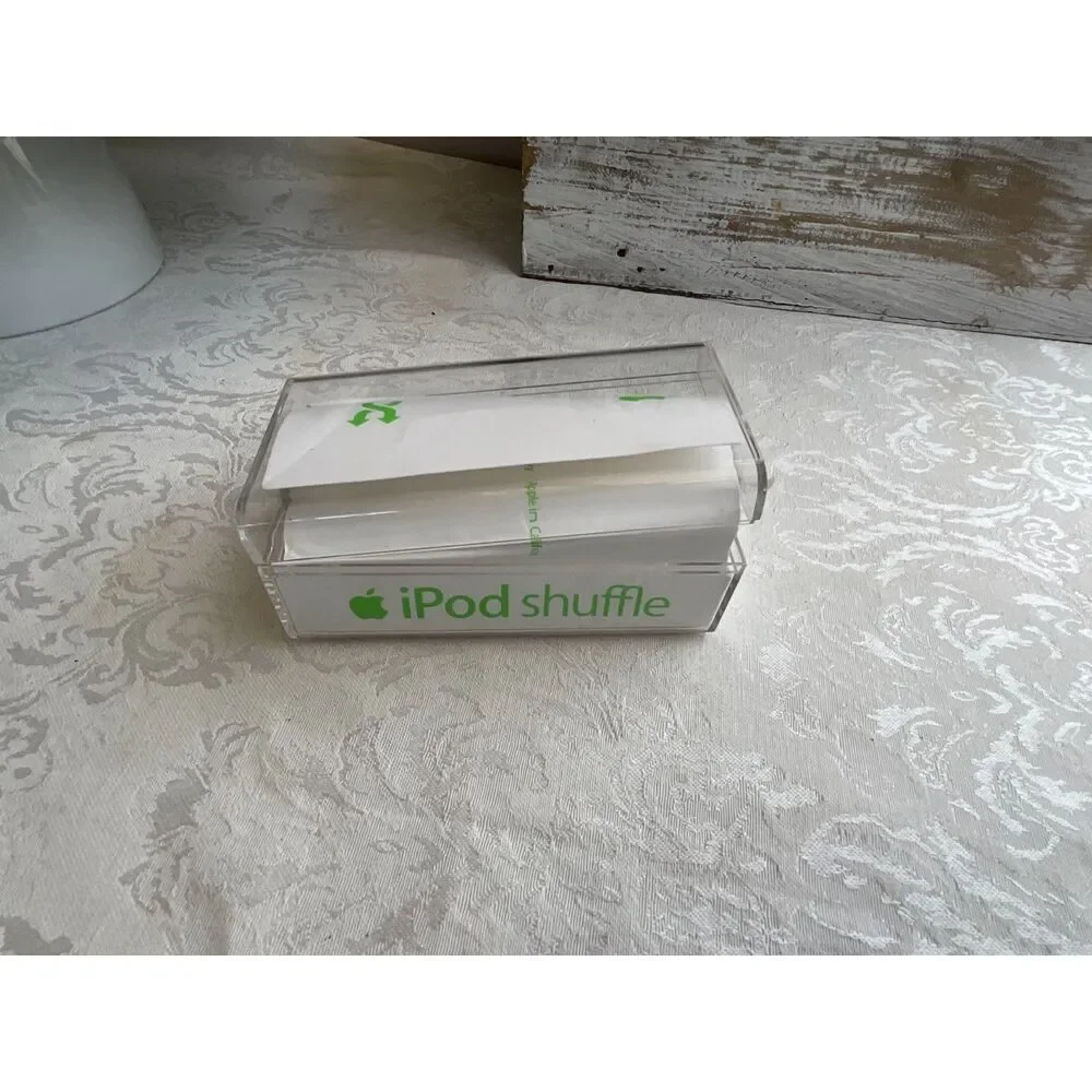 Apple Silver Ipod shuffle 2nd generation with box and all pieces 2006 engraved